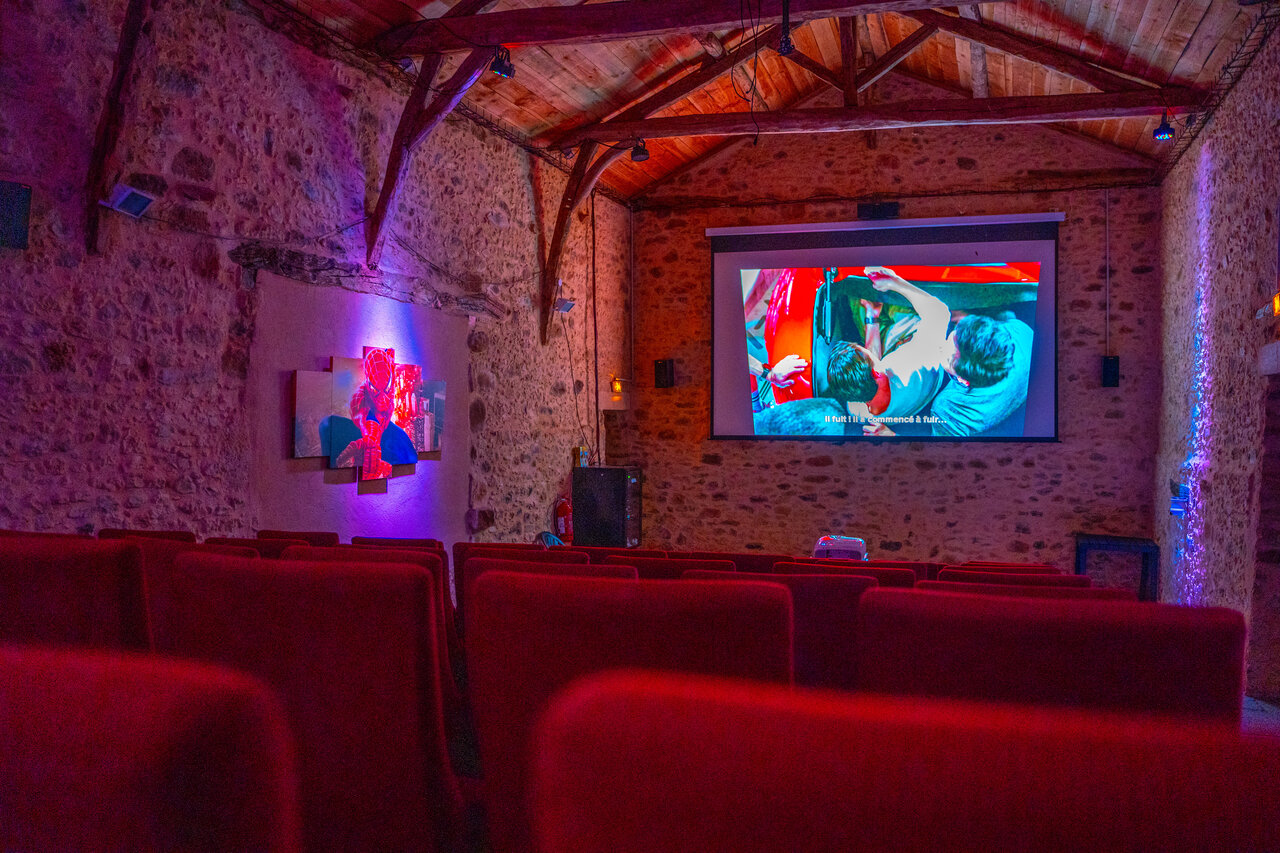 Cinema room, large screen at CAPFUN Hauts de Ratebout campsite in STE FOY DE BELVES (24).