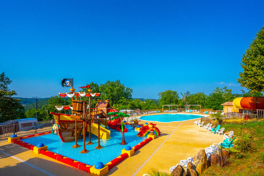 Pool, water games and slides at CAPFUN Hauts de Ratebout campsite (24).
