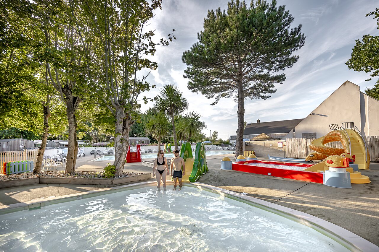 Paddling pool, water slides and water games at CLICOCHIC Havre de Berni�res campsite in Berni�res-sur-Mer.