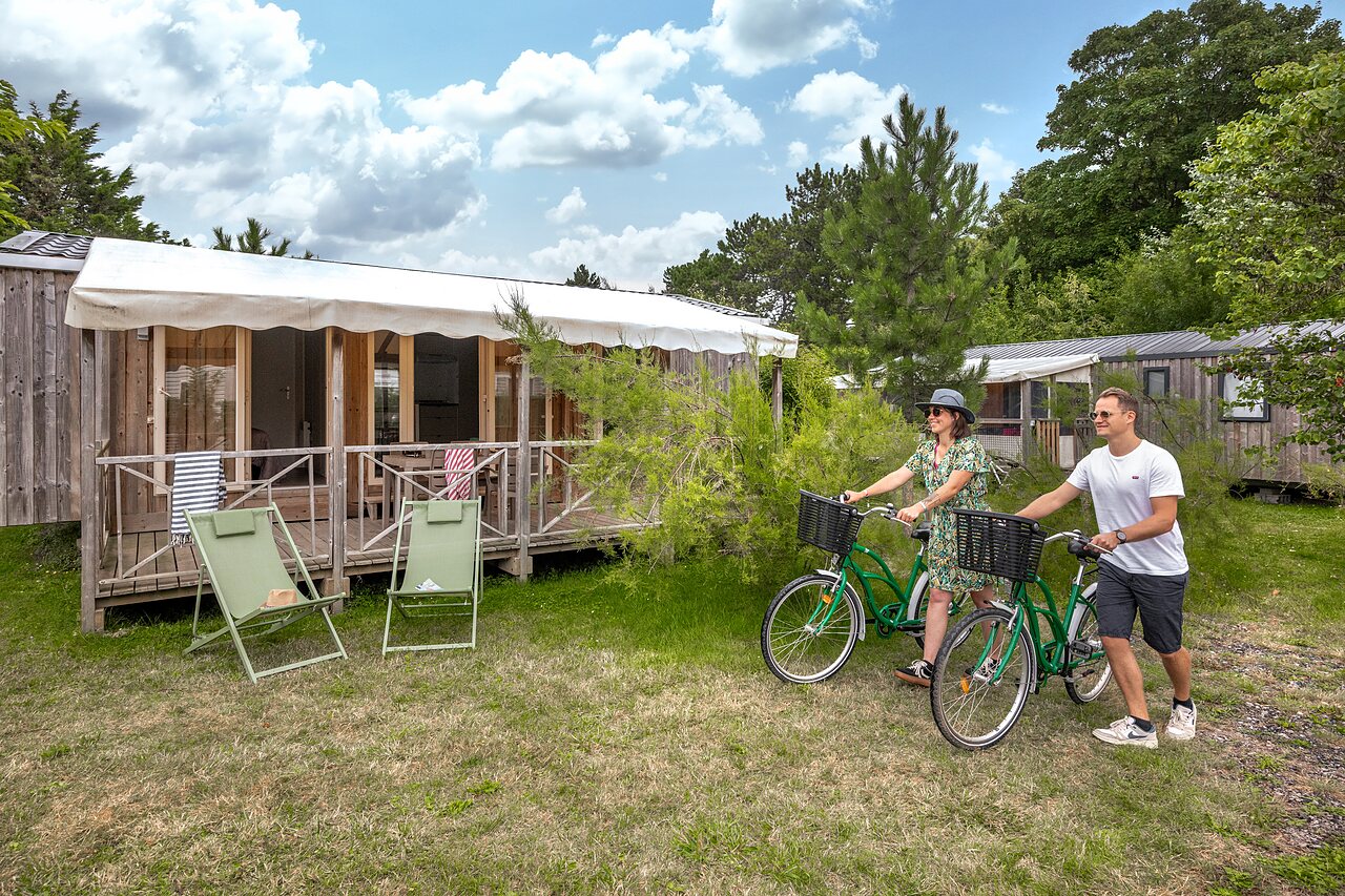 Mobile home, bicycles at CLICOCHIC Havre de Berni�res campsite in Berni�res-sur-Mer (14).
