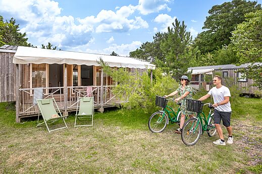 Wooden Mobil-home with bicycles at CLICOCHIC Havre de Berni�res campsite in Berni�res-sur-Mer (14).