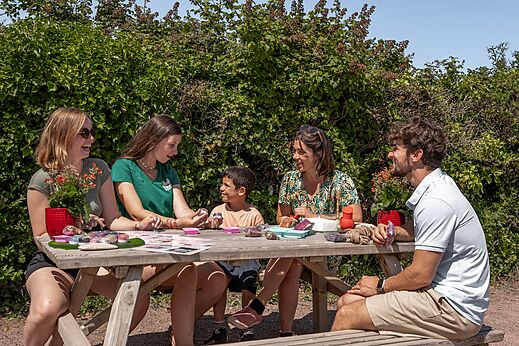 Family creative activity, at campsite CLICOCHIC Havre de Berni�res in Berni�res-sur-Mer (14).