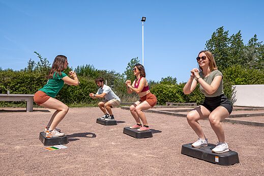 Sports activity with squats at CLICOCHIC Havre de Berni�res campsite in Berni�res-sur-Mer (14).