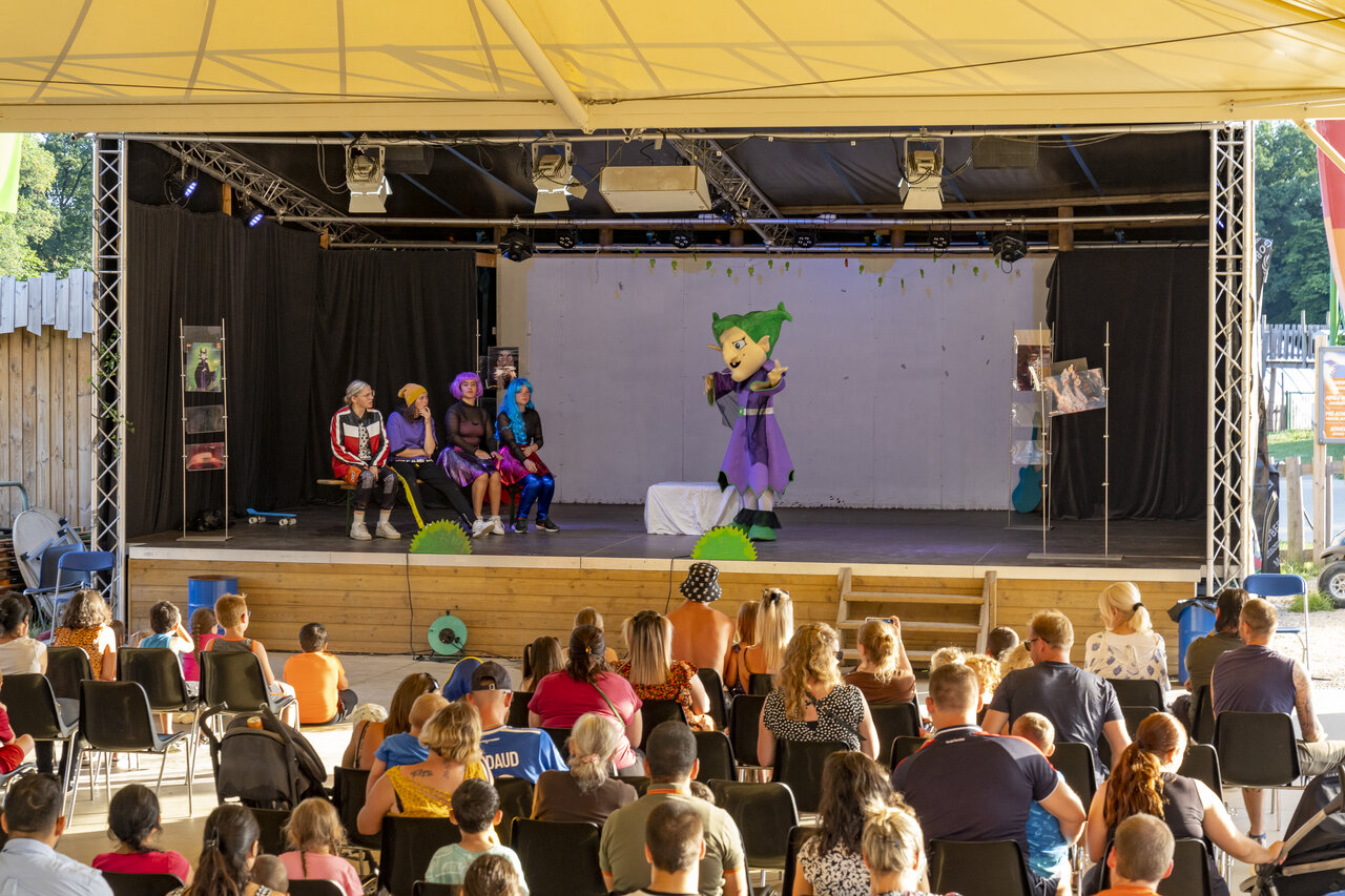 Animation show with mascot and performers at CAPFUN Hirondelle in Oteppe.