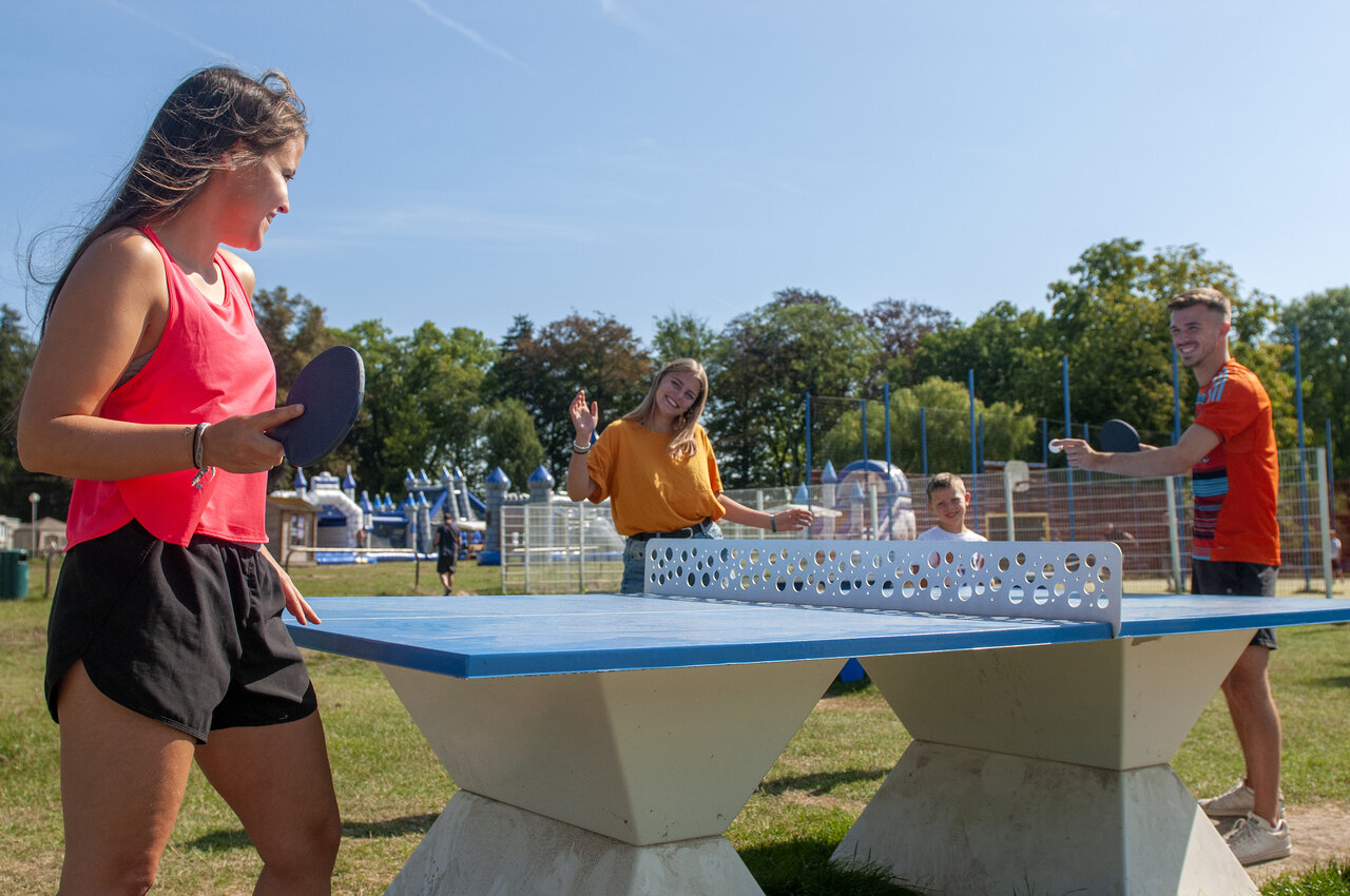 Young people playing outdoor table tennis at CAPFUN Hirondelle campsite in Oteppe.