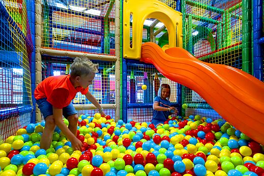 Indoor play area with slide and ball pit, CAPFUN Hirondelle campsite in Oteppe