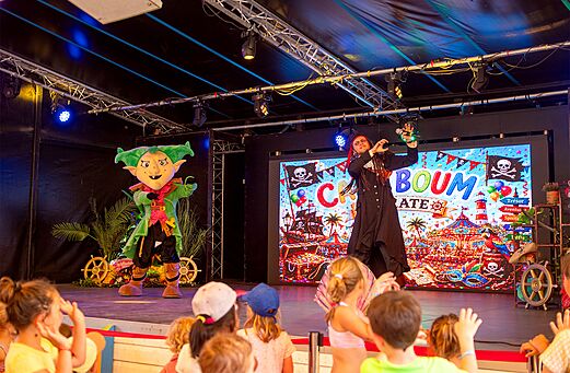 Pirate animation show with mascot for children at CAPFUN Hirondelle campsite in Oteppe.