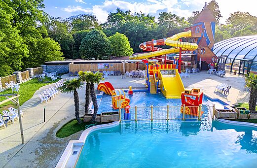 Outdoor swimming pool with giant waterslides and water games at CAPFUN Hirondelle campsite in Oteppe.
