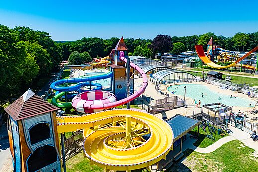 Large water park with colorful slides and pools at CAPFUN Hirondelle campsite in Oteppe.