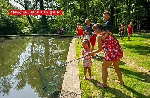 Trout fishing pond with families and children at CAPFUN Hirondelle campsite in Oteppe.