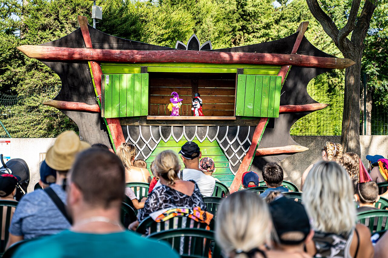 Outdoor puppet show for children at CAPFUN IJsselstrand campsite in Doesburg.
