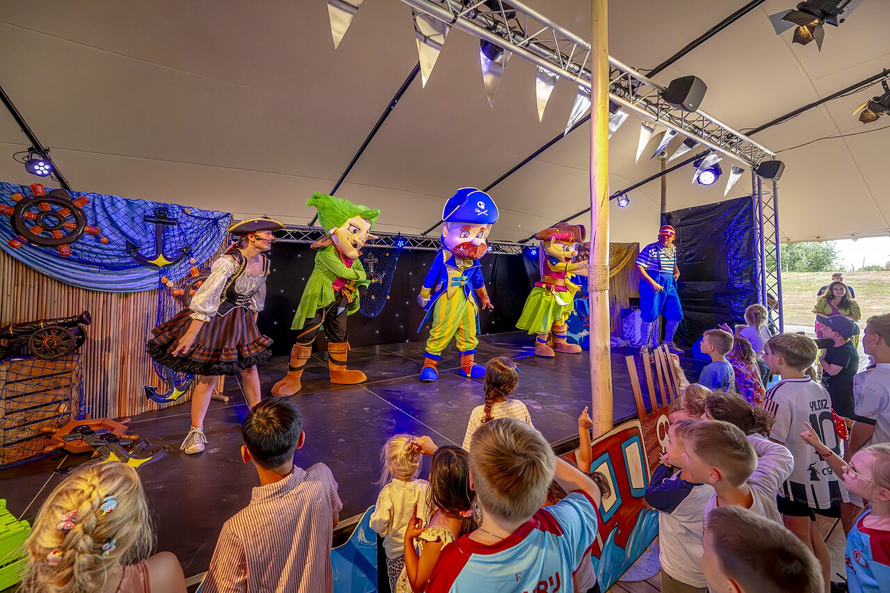 Entertainment show with mascots and pirate animators at CAPFUN IJsselstrand campsite in Doesburg.