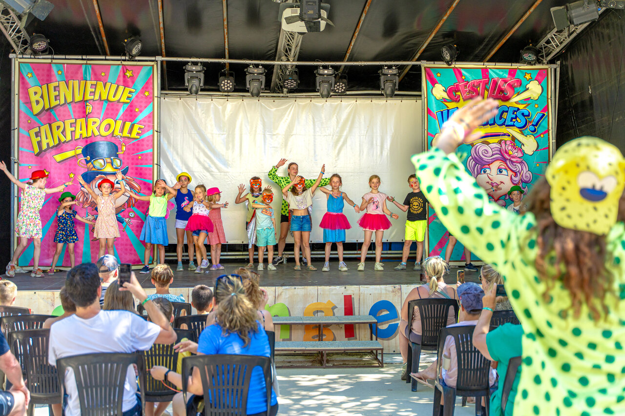 Children's show with mascot and audience at CAPFUN Jantou campsite in LE THOR (84).