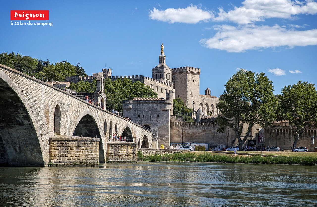 Pont d'Avignon and Popes' Palace, historic monuments to visit in Provence.