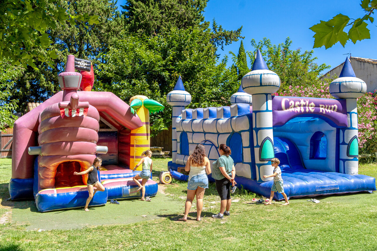 Inflatable bouncy castles and children's games at CAPFUN Jantou, LE THOR (84).
