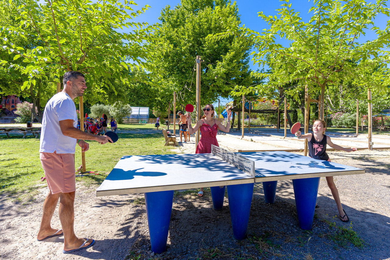 Outdoor table tennis table at CAPFUN Jantou campsite in LE THOR (84).
