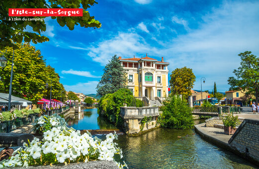 Picturesque canal and historic architecture in L'Isle-sur-la-Sorgue, Provence-Alpes-Côte d'Azur.