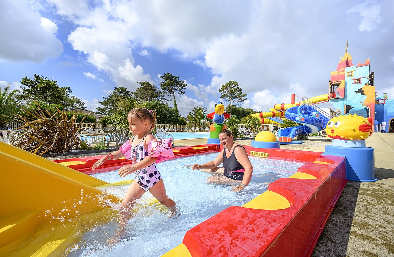 Swimming pool and water slides play area at CAPFUN Joncal campsite in Grandcamp - Maisy.