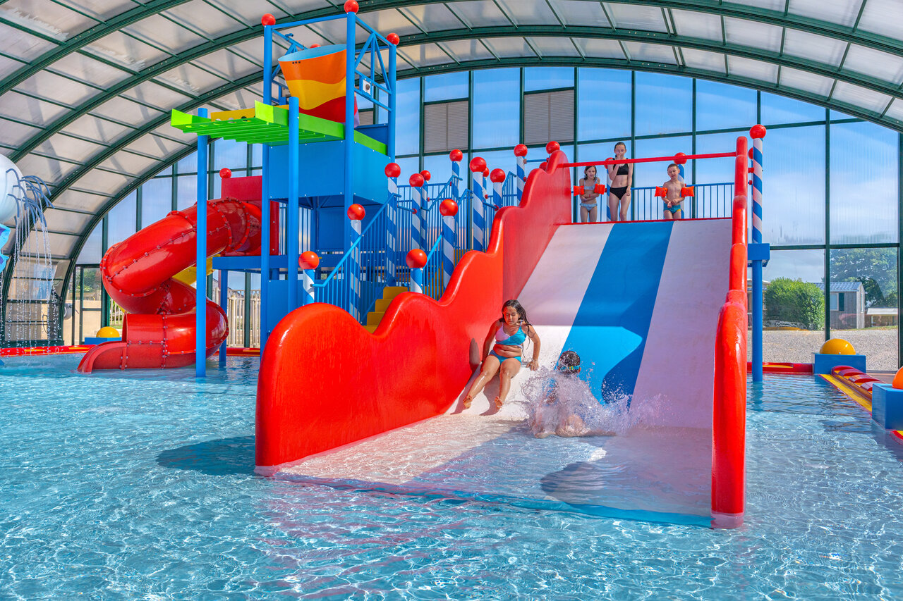 Water slides and indoor pool at CAPFUN Kervel campsite in PLONEVEZ PORZAY (29).