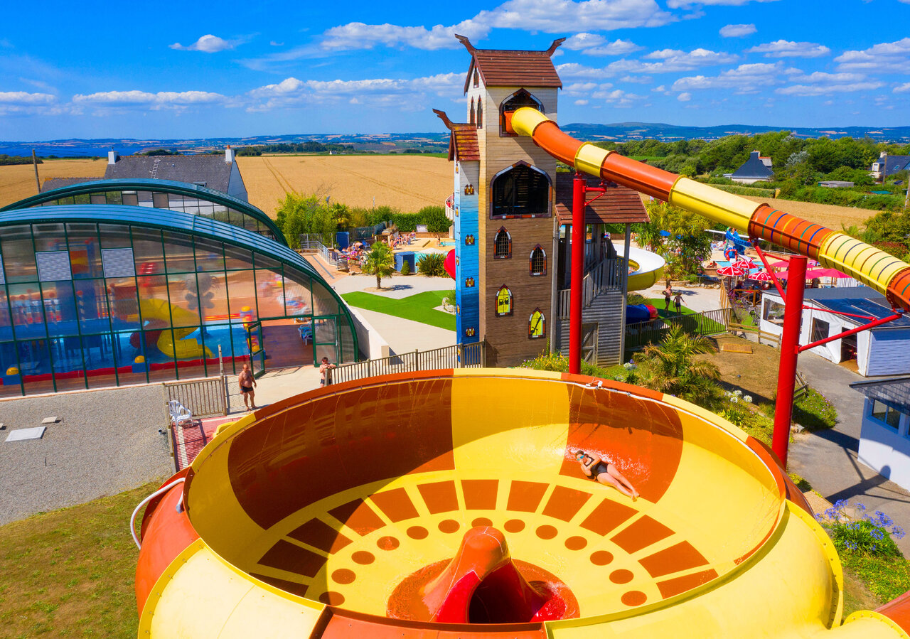 Giant waterslide and aquatic complex at CAPFUN Kervel campsite in PLONEVEZ PORZAY (29).