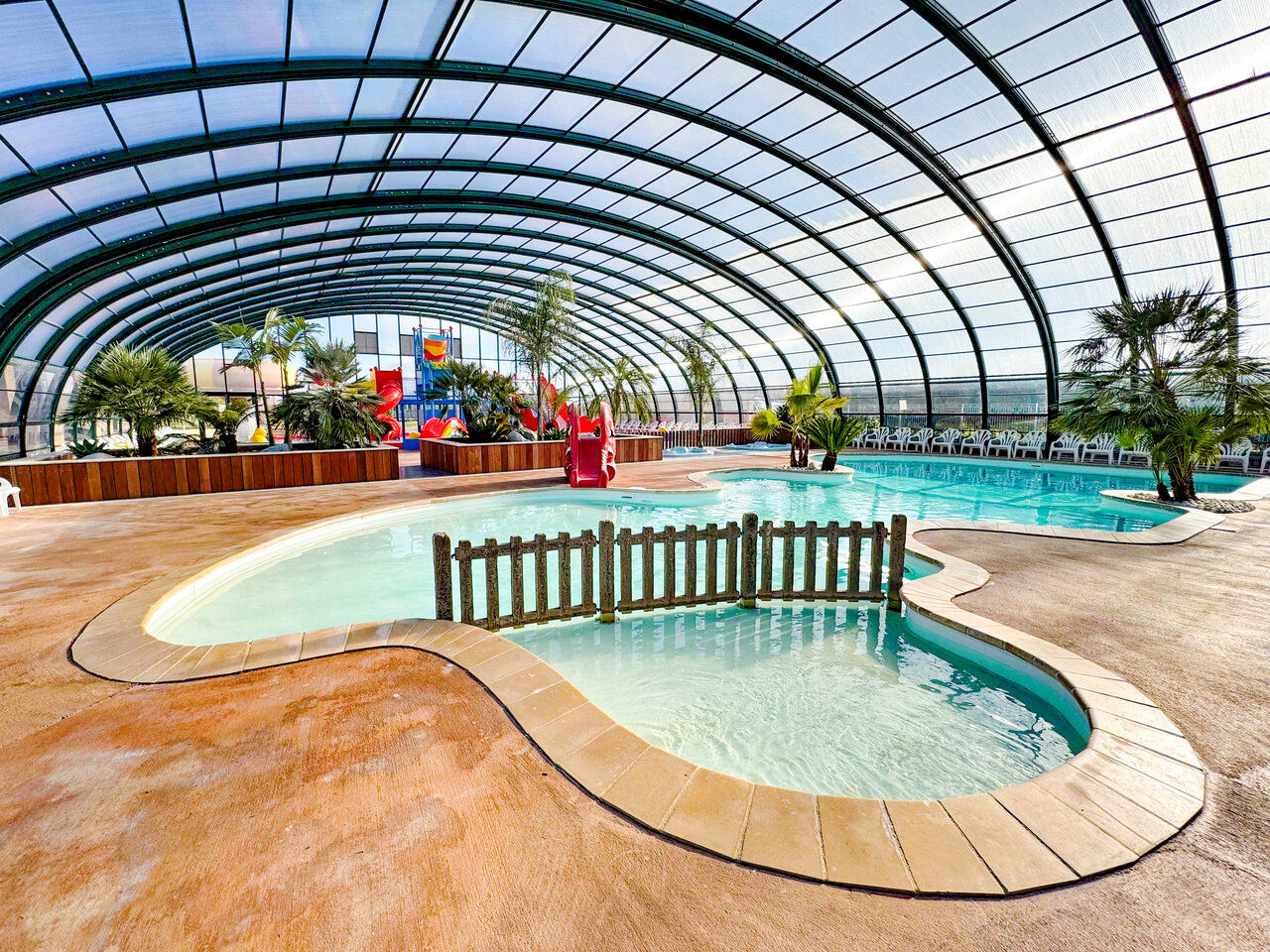 Indoor swimming pool, slides, children's games at CAPFUN Kervel, PLONEVEZ PORZAY (29).