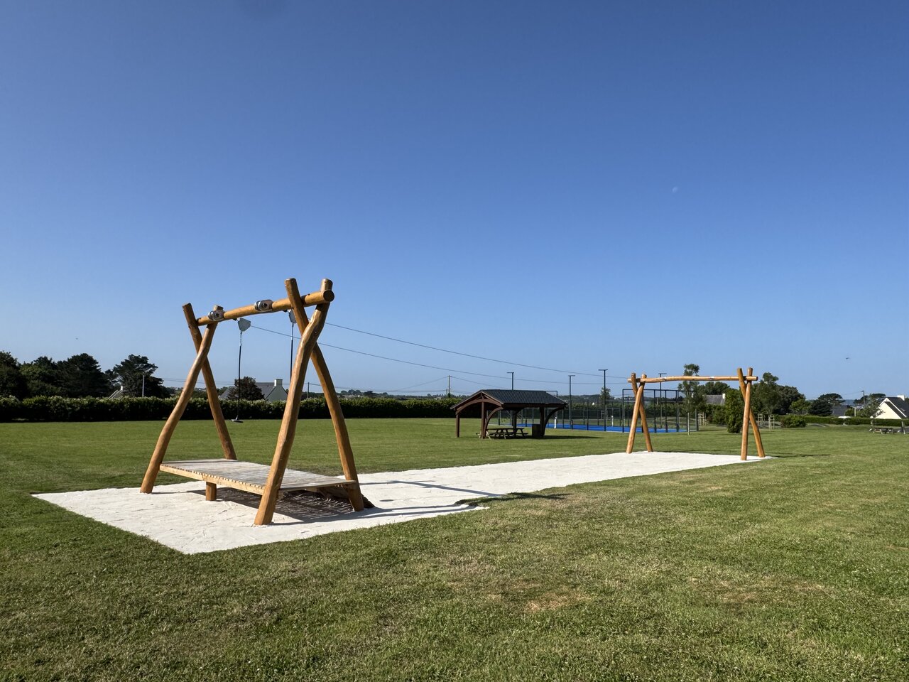 Large wooden swing and multisport court at CAPFUN Kervel campsite in PLONEVEZ PORZAY (29).