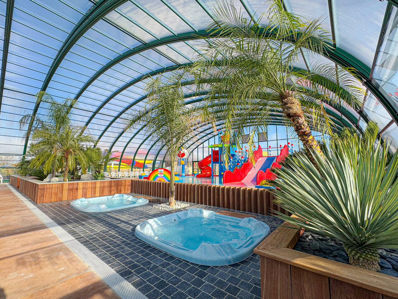 Jacuzzis, colorful slides and indoor pool at CAPFUN Kervel campsite in PLONEVEZ PORZAY (29).