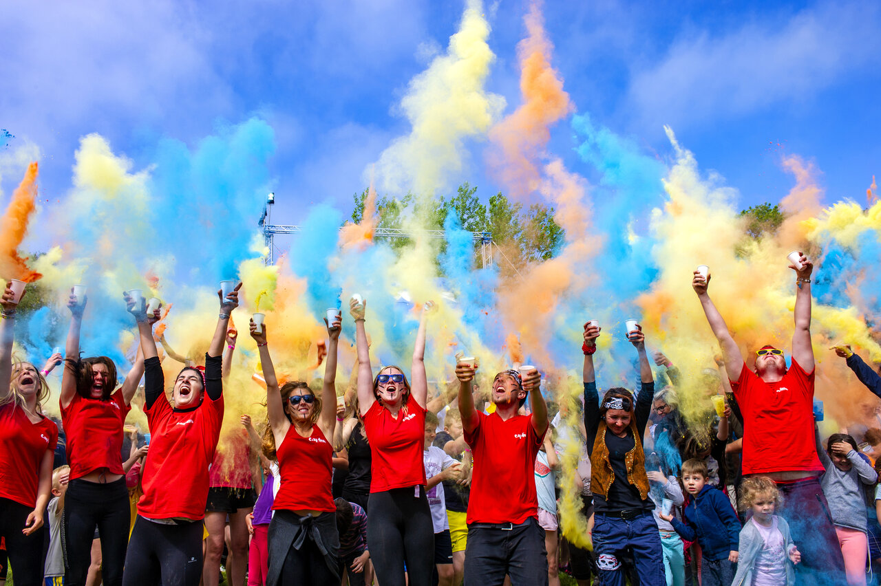 Colorful animation with Holi powder at CAPFUN Kervel campsite in PLONEVEZ PORZAY (29).