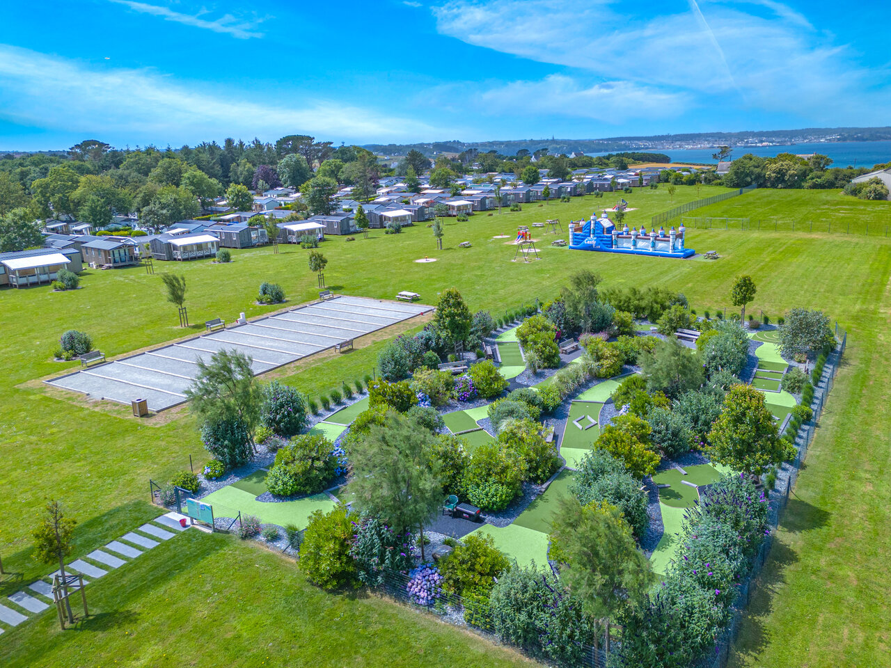 Mini-golf, p�tanque and inflatable castle at CAPFUN Kervel in PLONEVEZ PORZAY (29).