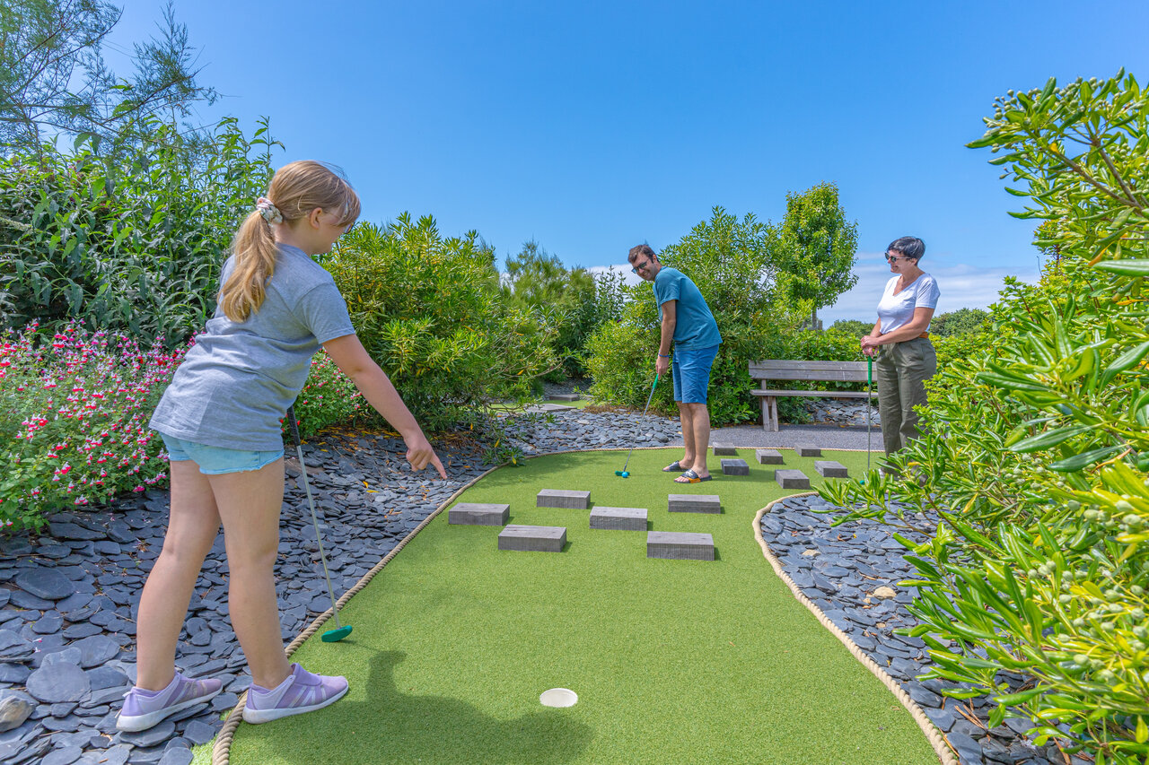Family mini-golf course at CAPFUN Kervel campsite in PLONEVEZ PORZAY (29).