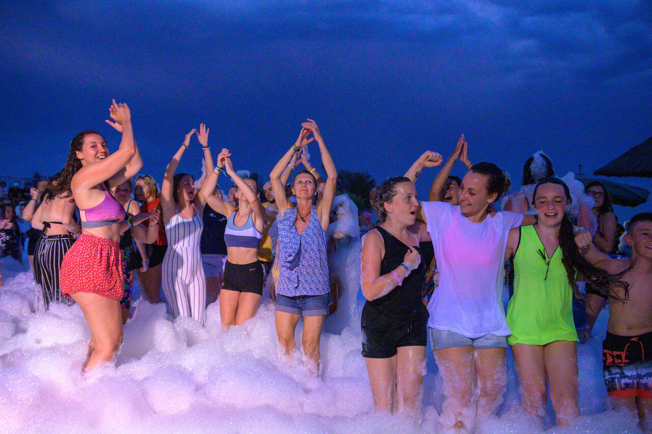 Foam party with smiling campers at CAPFUN Kervel campsite in PLONEVEZ PORZAY (29).