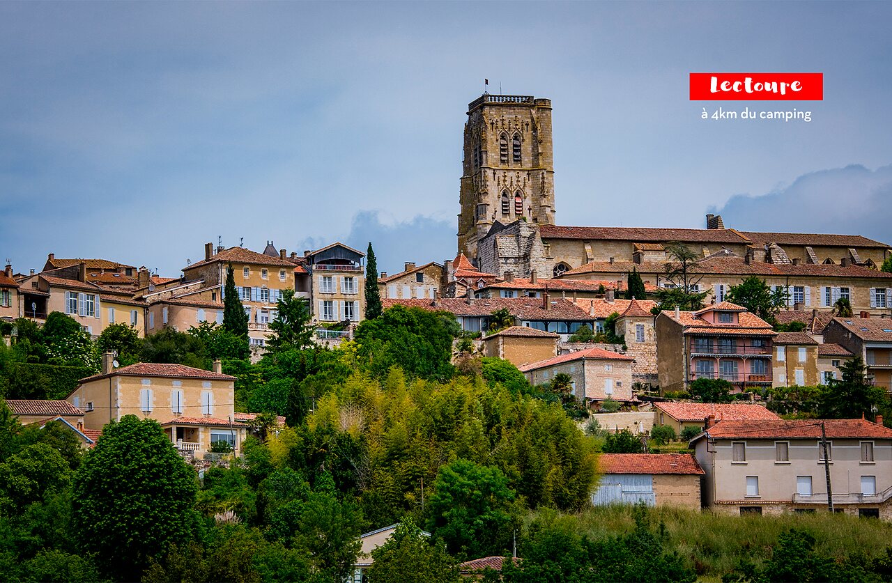 Medieval town of Lectoure and cathedral, to visit near the campsite.