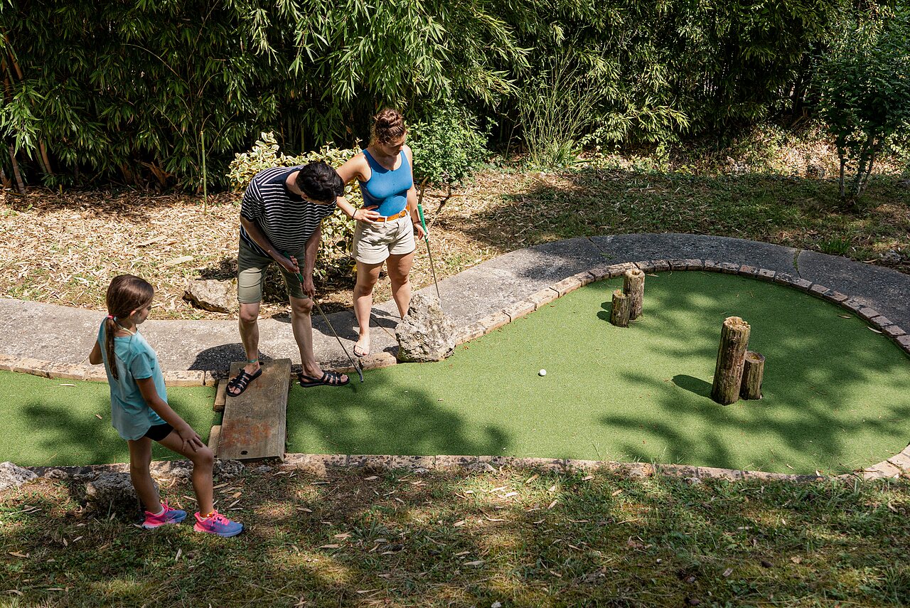 Family mini-golf at CAPFUN Lac des 3 Vall�es campsite in Lectoure (32).
