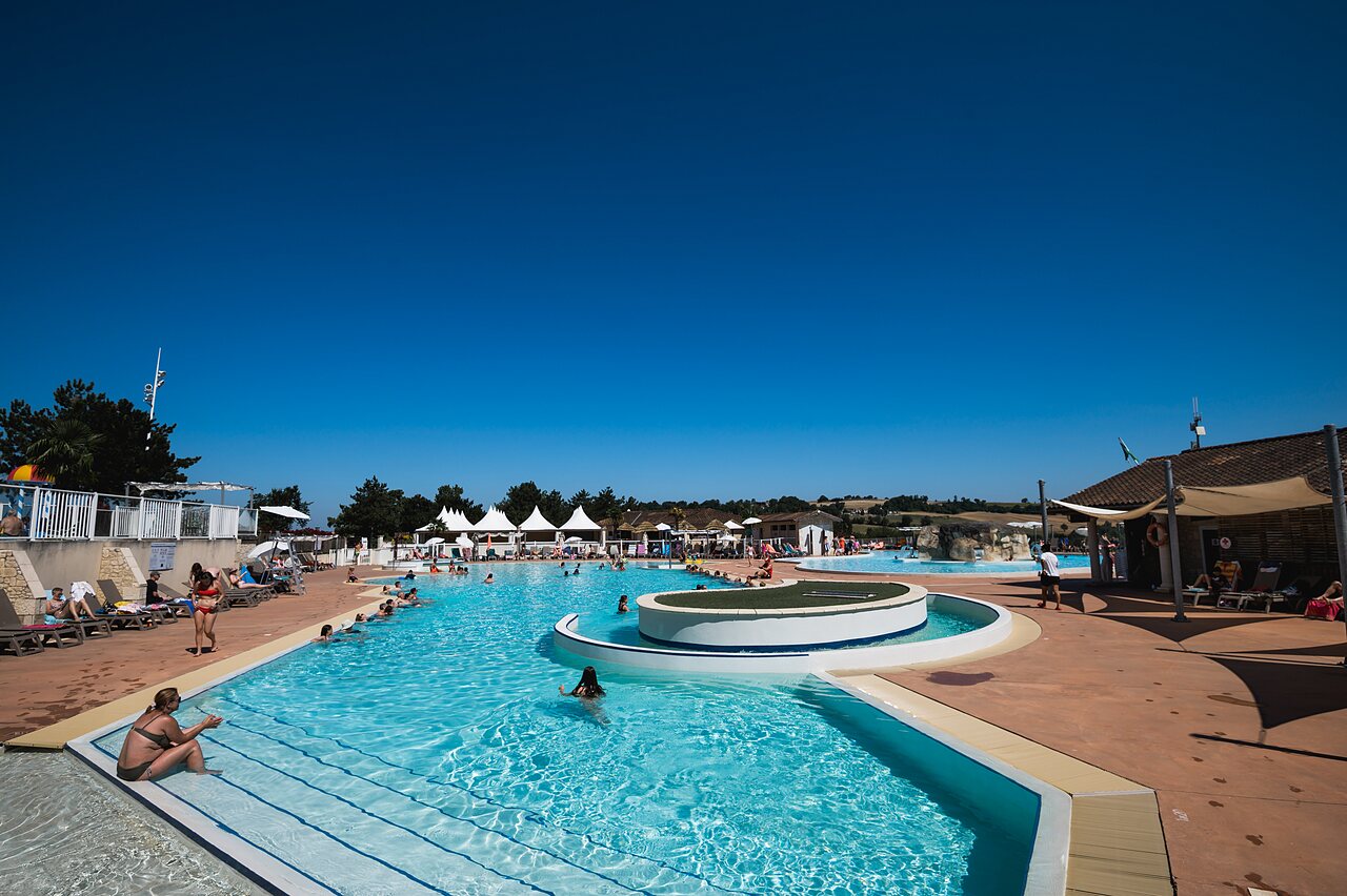 Lively outdoor pool with swimmers at CAPFUN Lac des 3 Vall�es, Lectoure (32).