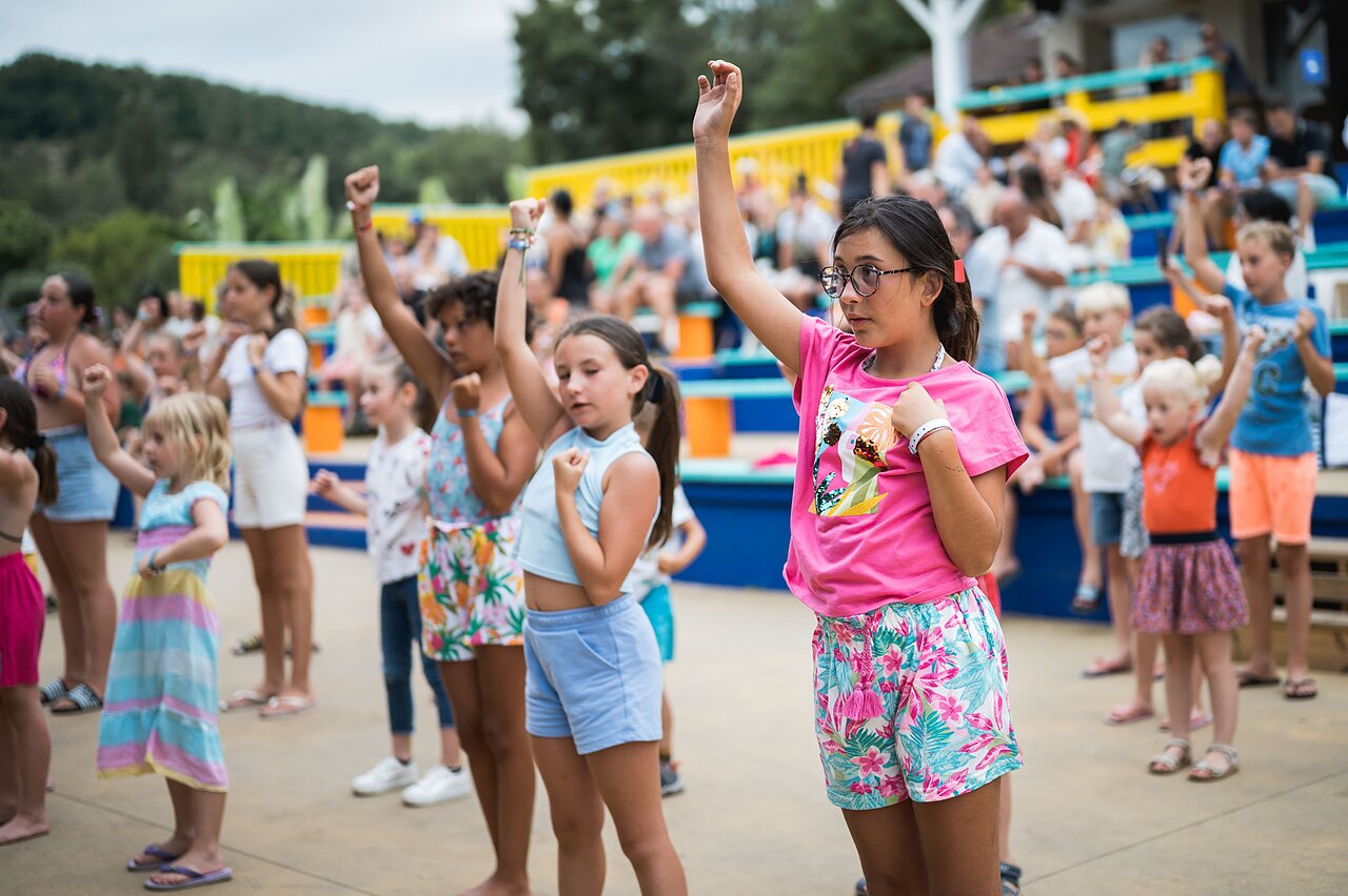 Children's dance animation at CAPFUN Lac des 3 Vall�es campsite in Lectoure (32).