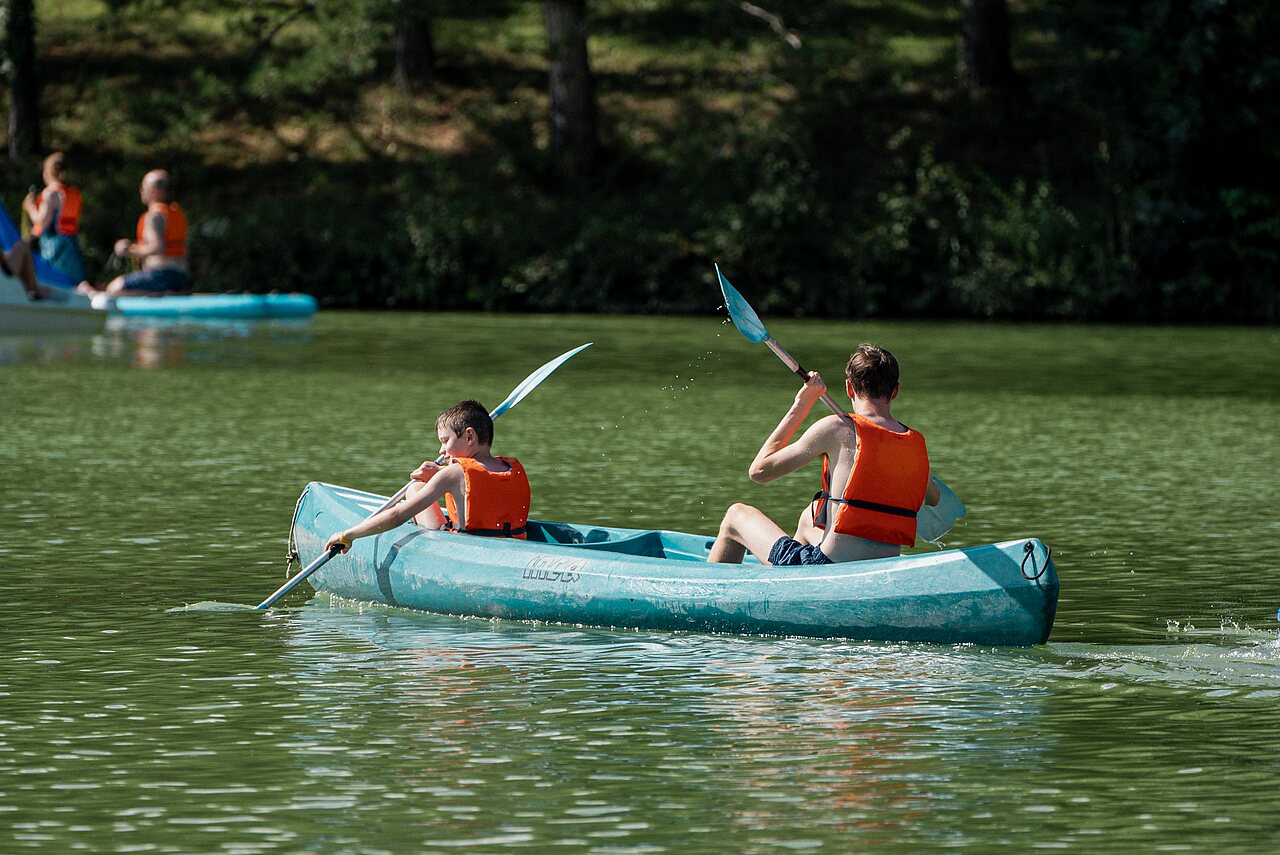 Canoeing on the lake at CAPFUN Lac des 3 Vall�es campsite in Lectoure.