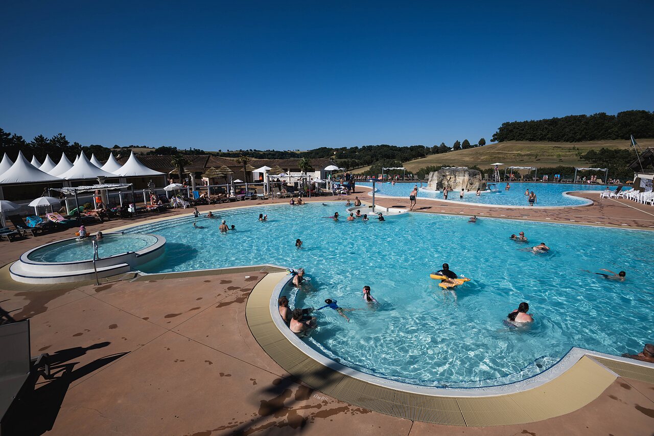 Outdoor swimming pool, jacuzzi, waterfall at CAPFUN Lac des 3 Vall�es campsite in Lectoure.
