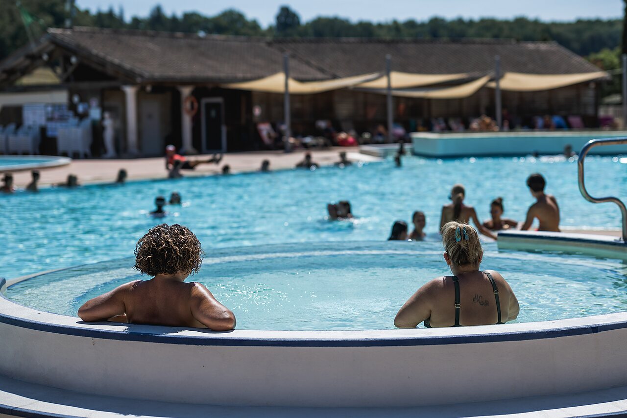 Jacuzzi and outdoor pool, swimming at CAPFUN Lac des 3 Vall�es in Lectoure (32).