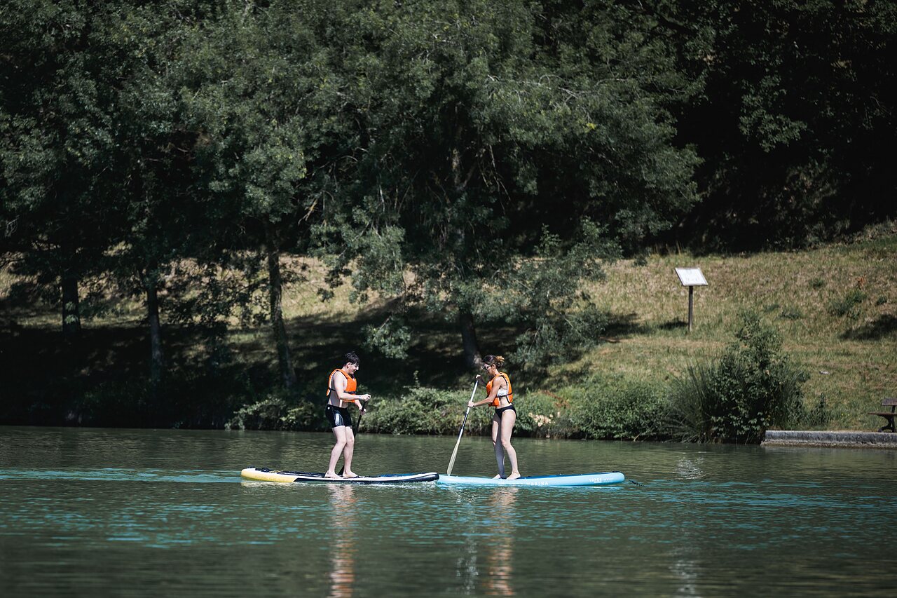 Paddleboarding at CAPFUN Lac des 3 Vall�es campsite in Lectoure (32).