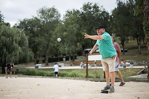 P�tanque game at CAPFUN Lac des 3 Vall�es campsite in Lectoure.