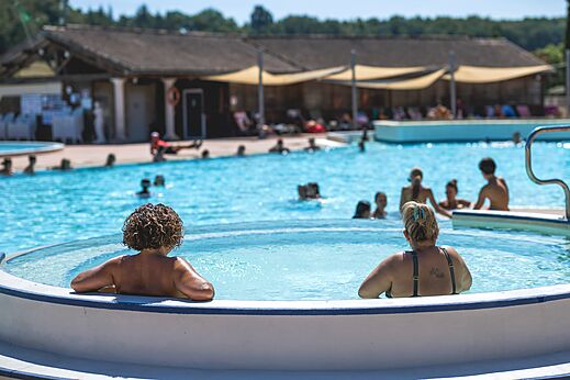 Jacuzzi and outdoor pool at CAPFUN Lac des 3 Vall�es campsite in Lectoure.