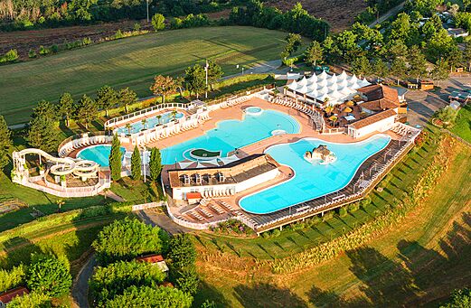 Large water park with slides at CAPFUN Lac des 3 Vall�es campsite in Lectoure.