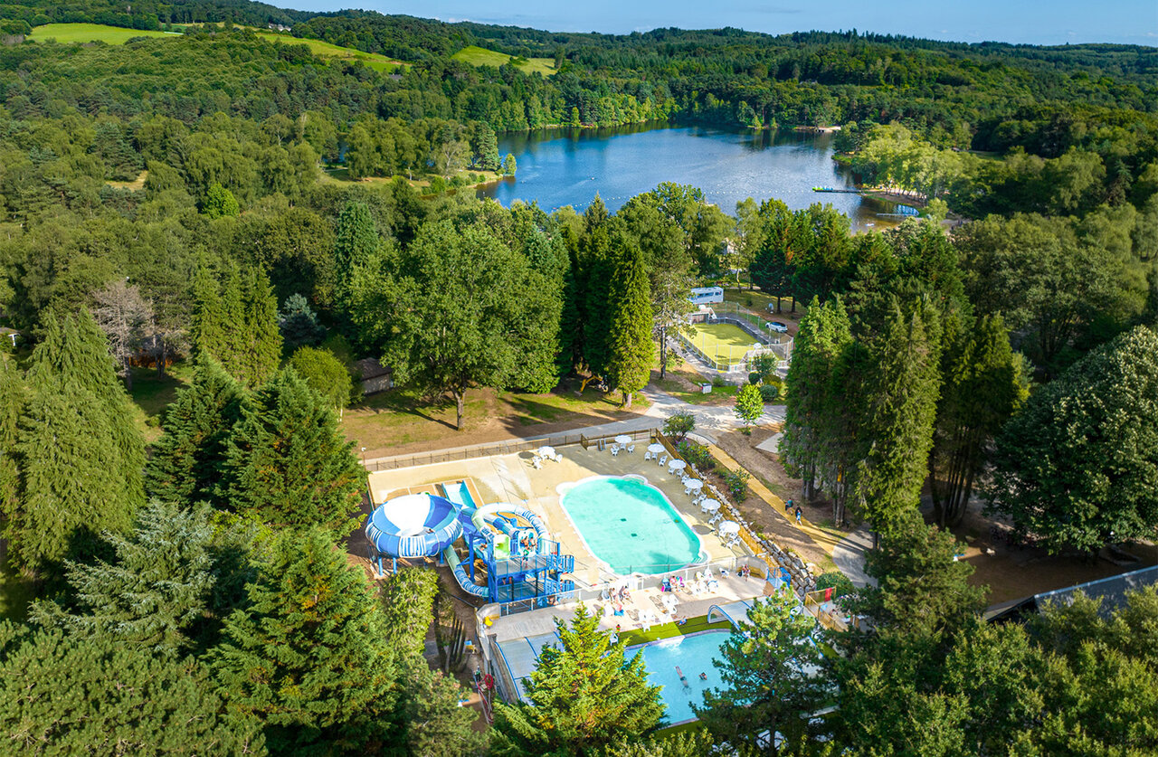 Aerial view of water park, lake, and nature at CLICOCHIC Lac de Miel campsite in Beynat (19).