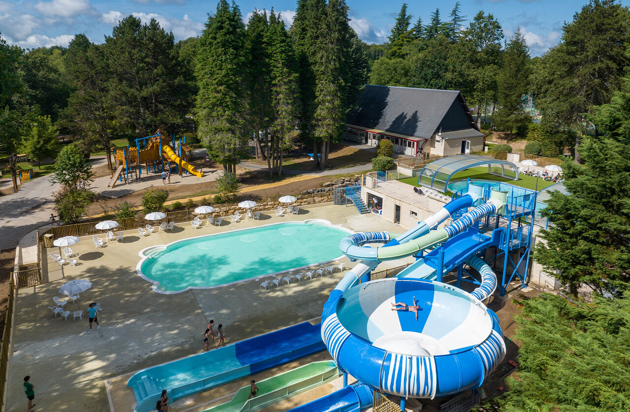 Water park with giant slides, swimming pool and playground at CLICOCHIC Lac de Miel campsite in Beynat (19).