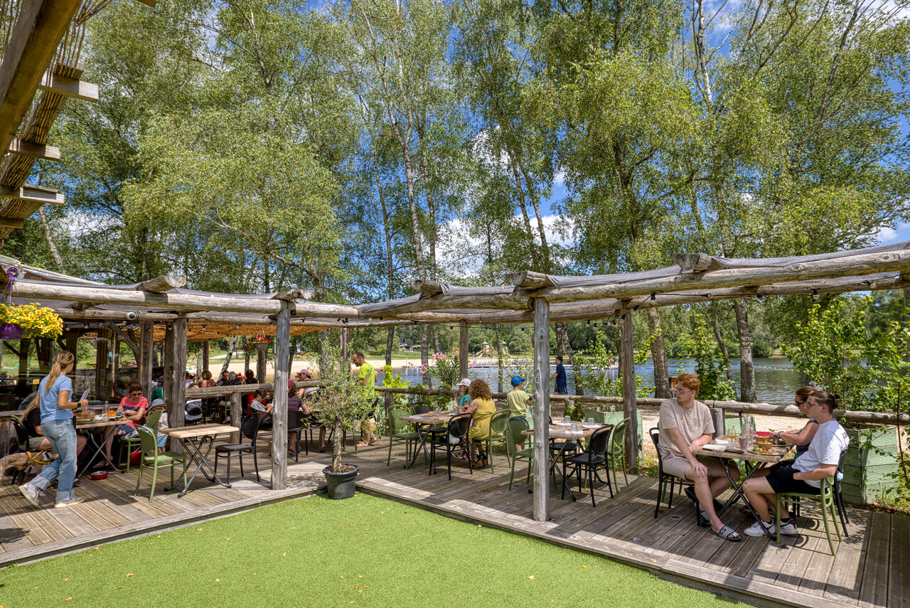 Restaurant, lake, beach at CLICOCHIC Lac de Miel campsite in Beynat (19).