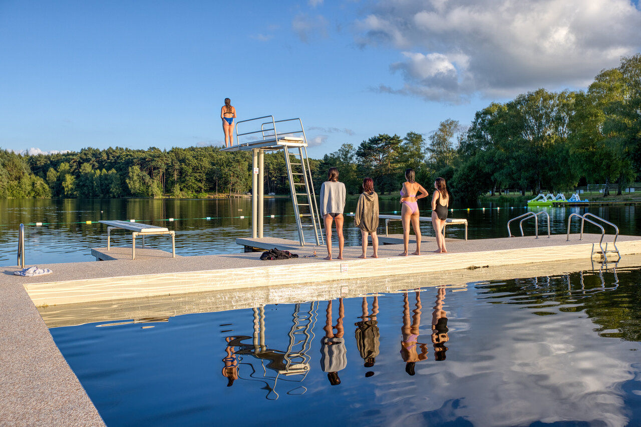 Lake diving board at CLICOCHIC Lac de Miel campsite in Beynat (19).