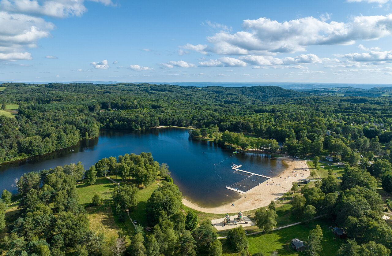 Sandy beach, swimming, lake at CLICOCHIC Lac de Miel campsite Beynat (19).
