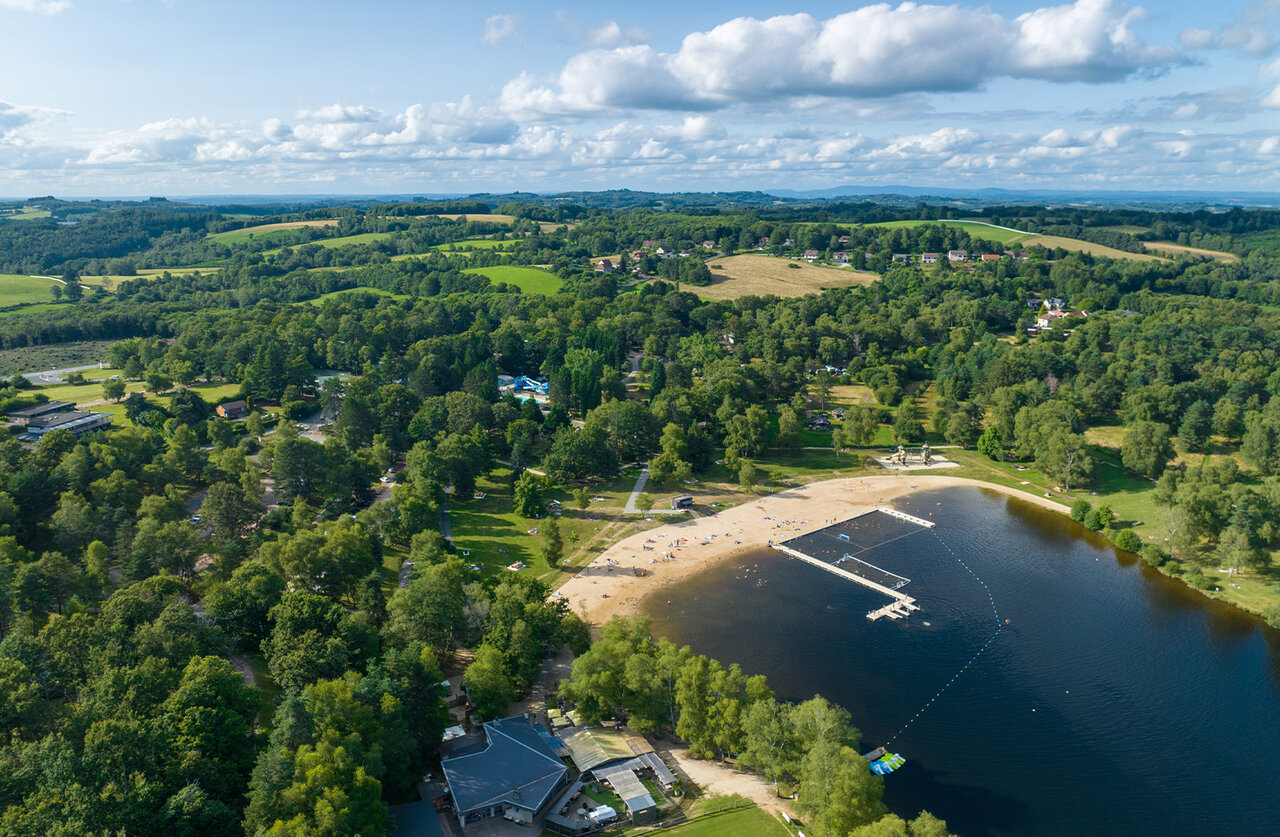 Beach, lake, pontoon and activities at CLICOCHIC Lac de Miel campsite Beynat (19).