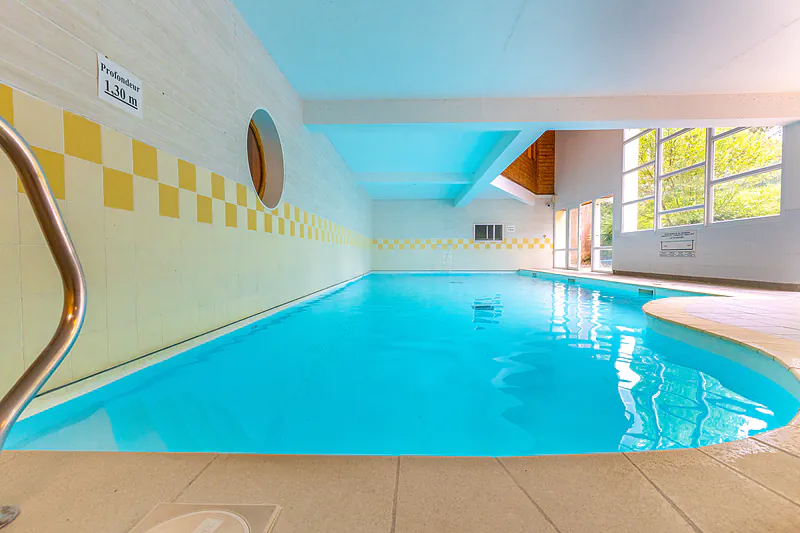 Heated indoor pool, 1.30m, at VAGUES OCEANES Lac de Panthier campsite.