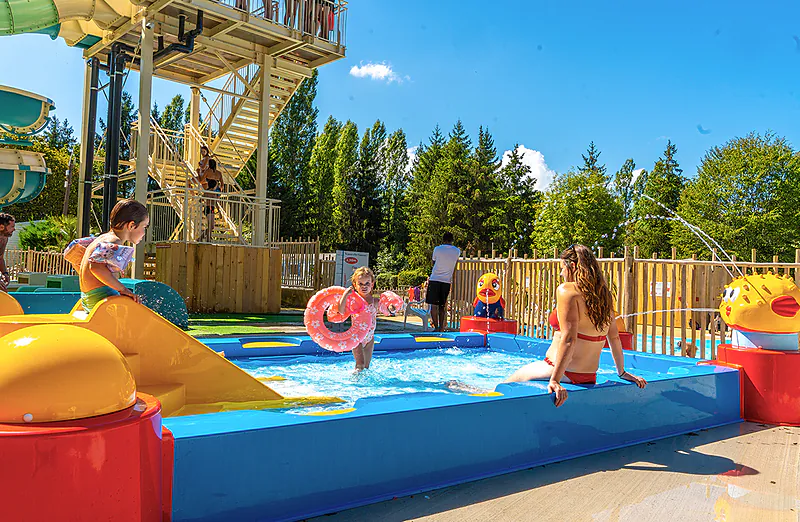 Fun pool, children's slide at VAGUES OCEANES Lac de Panthier campsite in Vandenesse-en-Auxois (21).